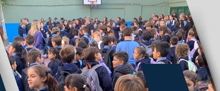 El patio lleno de alumnos en la formación de la mañana