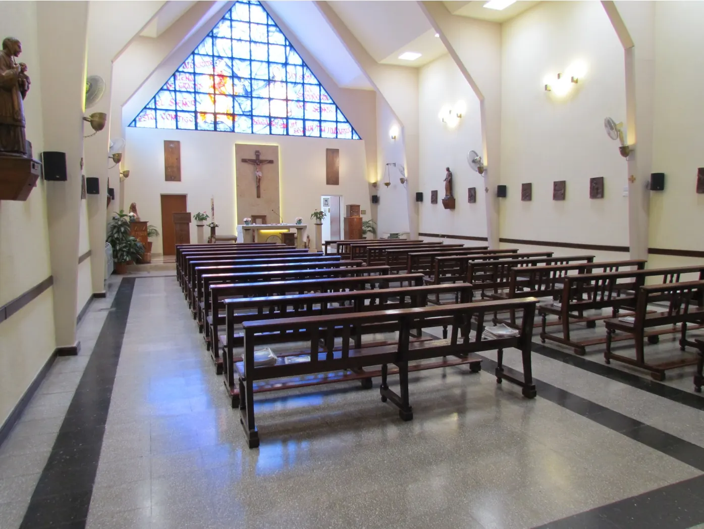 Interior de la parroquia, con los vitrales del fondo