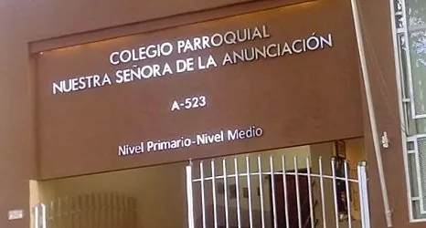 El frente del colegio, con el cartel institucional