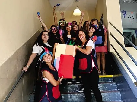 Alumnas del nivel medio festejando en la escalera
