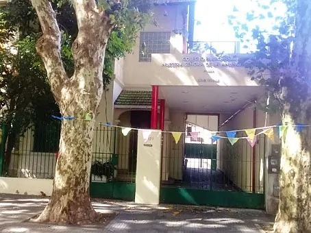 La entrada del nivel inicial, sobre la vereda arbolada