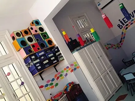 El sector de materiales de la sala, ordenado por cajas