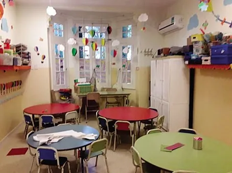 Una de las salas del nivel inicial, con las mesas por color
