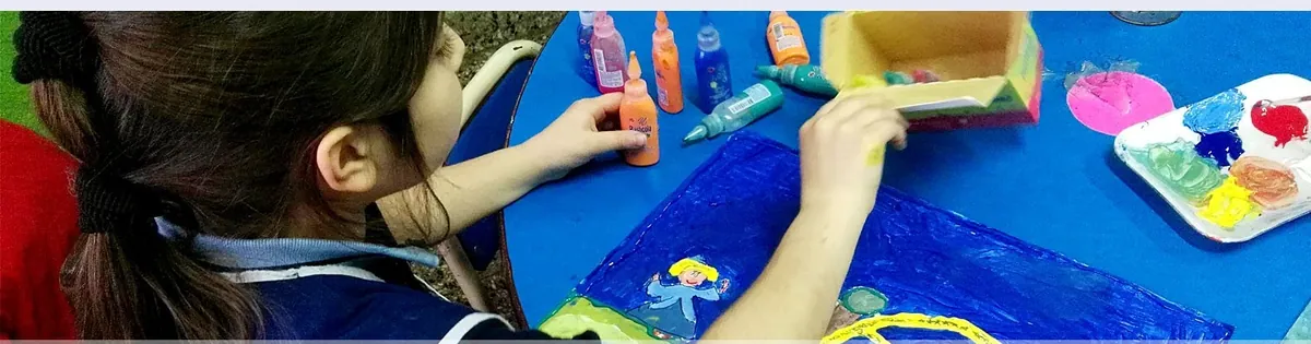 Una alumna pintando en el taller de plástica