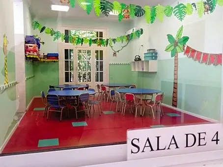 La sala de 4, con las mesas listas