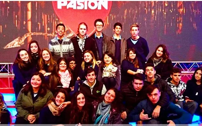 Un curso del nivel medio, foto de grupo en una salida